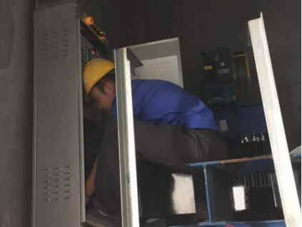 奮戰(zhàn)高溫 確保電梯安全運行
