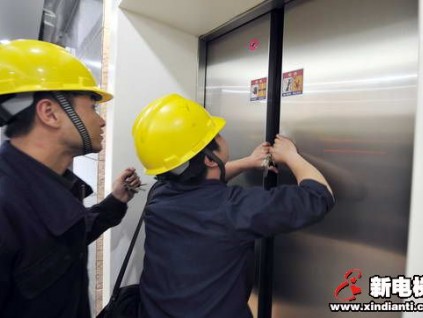電梯救援請(qǐng)讓專(zhuān)業(yè)人員去做，破壞性救援讓人瞠目結(jié)舌