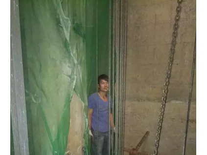 業(yè)主被困不但要打維保員還砸了電梯，天理何在？OTIS這樣的補償繩你見過嗎？