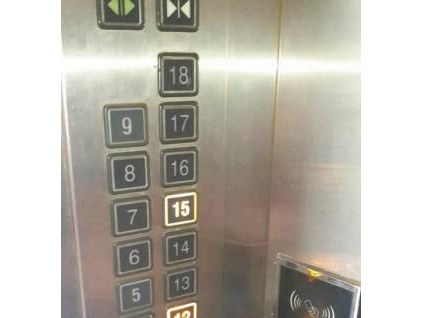 石家莊一小區(qū)坐電梯好比乘公交 上下樓還得付費(fèi)