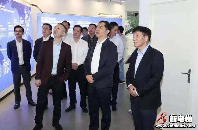 （上圖：市委書記馬曉暉一行領(lǐng)導(dǎo)參觀恒富集團(tuán)多功能展示廳）