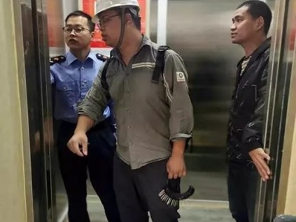 電梯施工工人被困電梯，灌云警方火速營救
