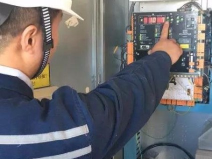 電梯內(nèi)蹦跳嬉戲打鬧，突然“墜梯”嚇懵頑童！