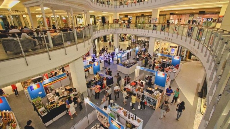 1-BOY HURT IN FALL FROM MALL ESCALATOR IN BANGKOK