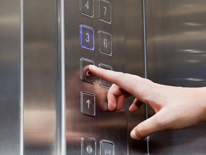 馬來(lái)西亞吉隆坡一名男子墜落電梯井道致死