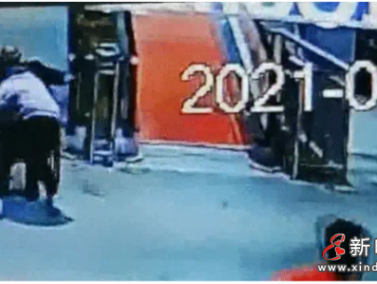 驚魂一幕！老人坐輪椅乘自動人行道失控沖下…女員工跪地攔截！