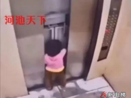 真驚險(xiǎn)！廣西一女童被困電梯，竟徒手扒開轎門、層門…不知是否平安？