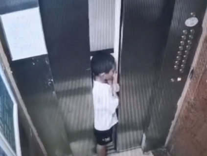 熊孩子戲玩電梯導致手被門夾，建議家長暴揍！