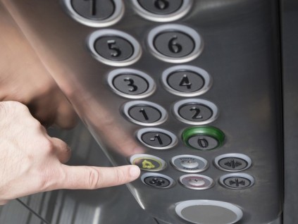 高層電梯“老齡化”，是否應(yīng)強(qiáng)制報(bào)廢？