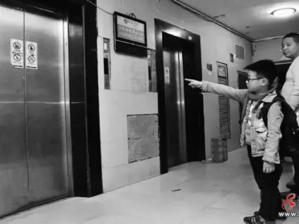 女子在電梯內(nèi)摔傷，獲賠19萬(wàn)余元，電梯公司無(wú)責(zé)任！