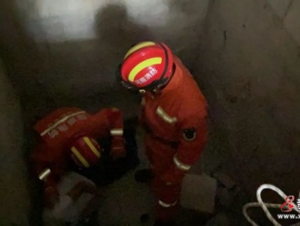 驚險(xiǎn)！信陽一男子不慎墜入電梯井！幸好……