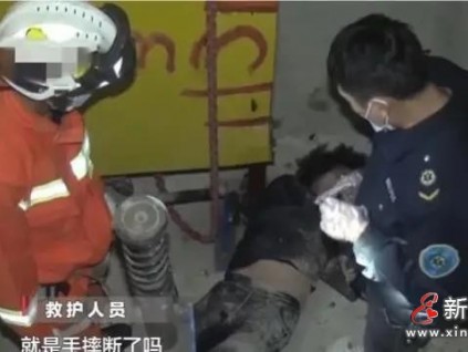 保安幫忙打開電梯門，女子找手機(jī)掉進(jìn)去，這回物業(yè)要攤上事了