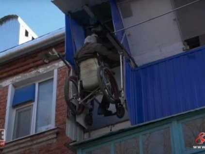 太陽(yáng)能輪椅電梯，俄羅斯這位殘疾人發(fā)明亮了