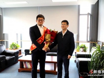 蘇州市吳江區(qū)總工會(huì)慰問市五一勞動(dòng)獎(jiǎng)?wù)芦@得者、康力總裁朱琳昊