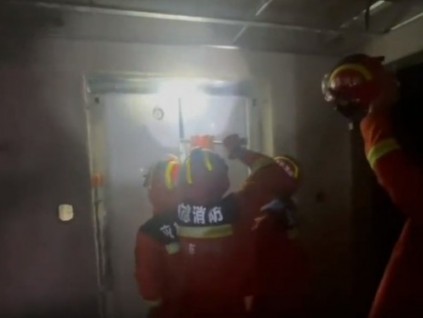 事發(fā)濟南，電梯突發(fā)故障，一男子被困12樓，消防迅速到場救援