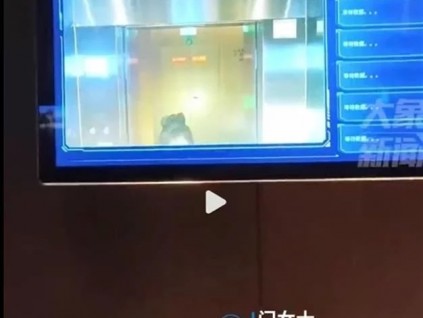 進(jìn)電梯刷臉遭質(zhì)疑，一女子身高1米65，電梯間竟然跳躍5次才能刷臉成功