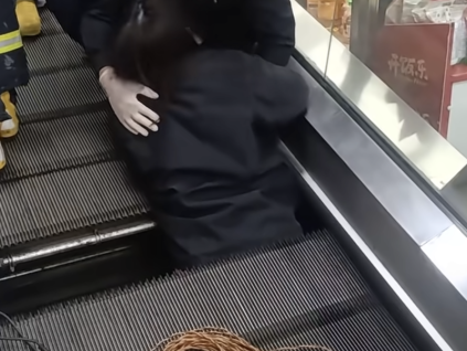 事發(fā)上海奉賢，一超市扶梯梯級(jí)塌陷，將一女乘客的腰部卡住