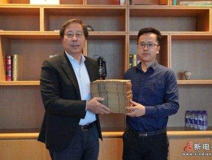 巨人集團錢江董事長捐贈古籍助力南潯區(qū)博物館建設