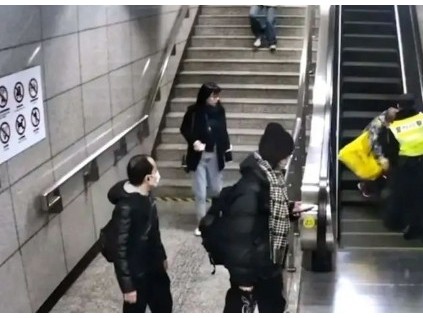 安全提醒！老年人和攜帶較多行李的人乘坐扶梯時(shí)要注意安全