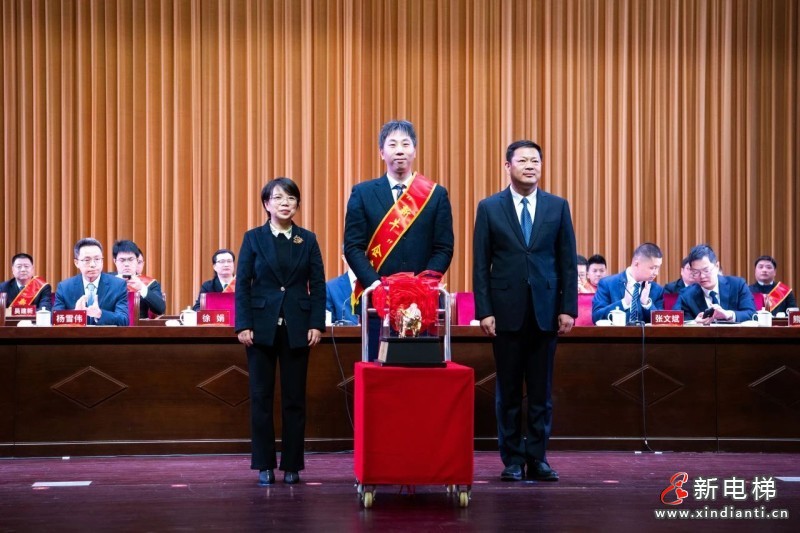 獲獎(jiǎng)巨人