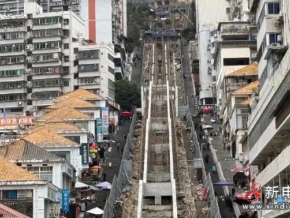 重慶巫山“神女大扶梯”建設中 長約905米，縱高約242米，有80層樓高?