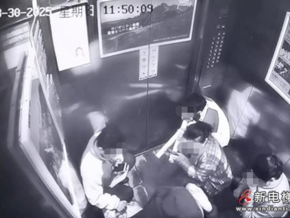 四川樂(lè)山時(shí)代廣場(chǎng)5名乘客被困 電梯振動(dòng)導(dǎo)致轎廂地板擠壓變形