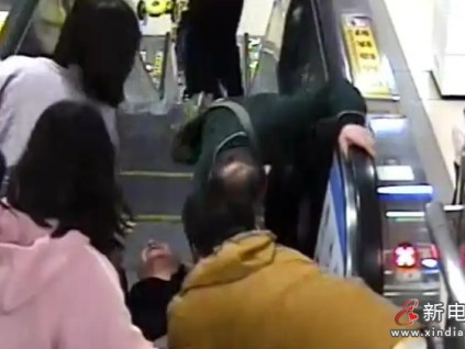 武漢地鐵下行電扶梯老人突發(fā)心臟病暈倒 群眾與工作人員協(xié)同展開高效救援