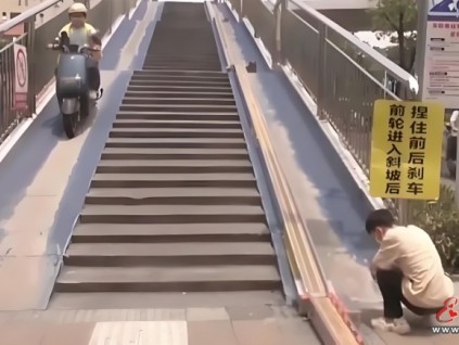 深圳一人行天橋裝“電動(dòng)車電梯”，引發(fā)市民熱議