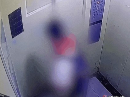 湖北十堰某小區(qū)一兒童在電梯內(nèi)小便 涉事家長教育懲戒 公開道歉獲得社會(huì)認(rèn)可