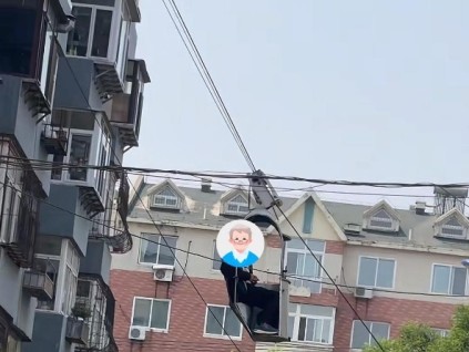 遼寧一老人自制“樓房滑索電梯”還申請了專利，因存在安全隱患目前已拆除裝置