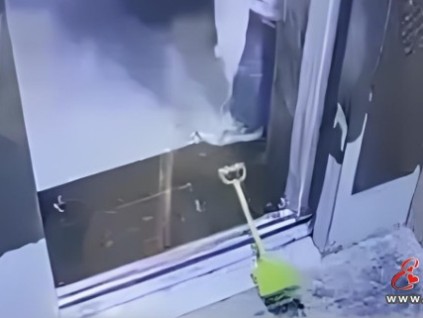 山西太原某小區(qū)這位家長心有多大？用鏟子擋電梯門把幼童一個人留在電梯里