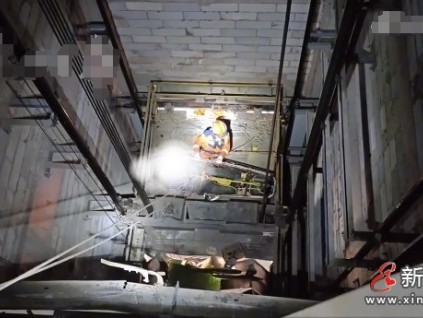 廣州一名女子駕駛叉車在樓層間運(yùn)輸貨物時(shí)因操作不慎撞入電梯井