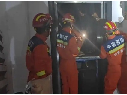 山東濱州因電梯斷電兩名青年被困 消防員使用專(zhuān)用鑰匙2分鐘開(kāi)門(mén)?