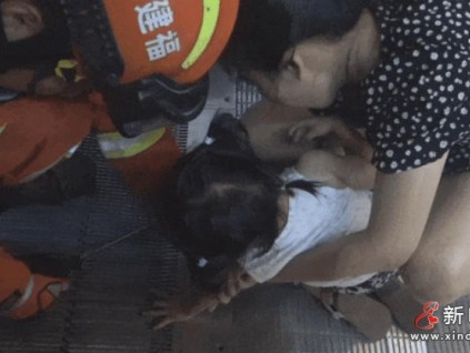 福建晉江商場(chǎng)?3名兒童在扶梯處嬉戲打鬧逆行摔倒，手中指被卡入踏板縫隙
