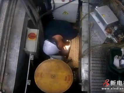 武漢地鐵：一乘客的黃金耳釘?shù)羧胧址鲭娞菘p隙 拆梯搜尋物歸原主