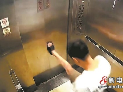 福建惠安：醉酒男子暴力踹停電梯致門體變形 半年內(nèi)同棟樓第二起類似事件